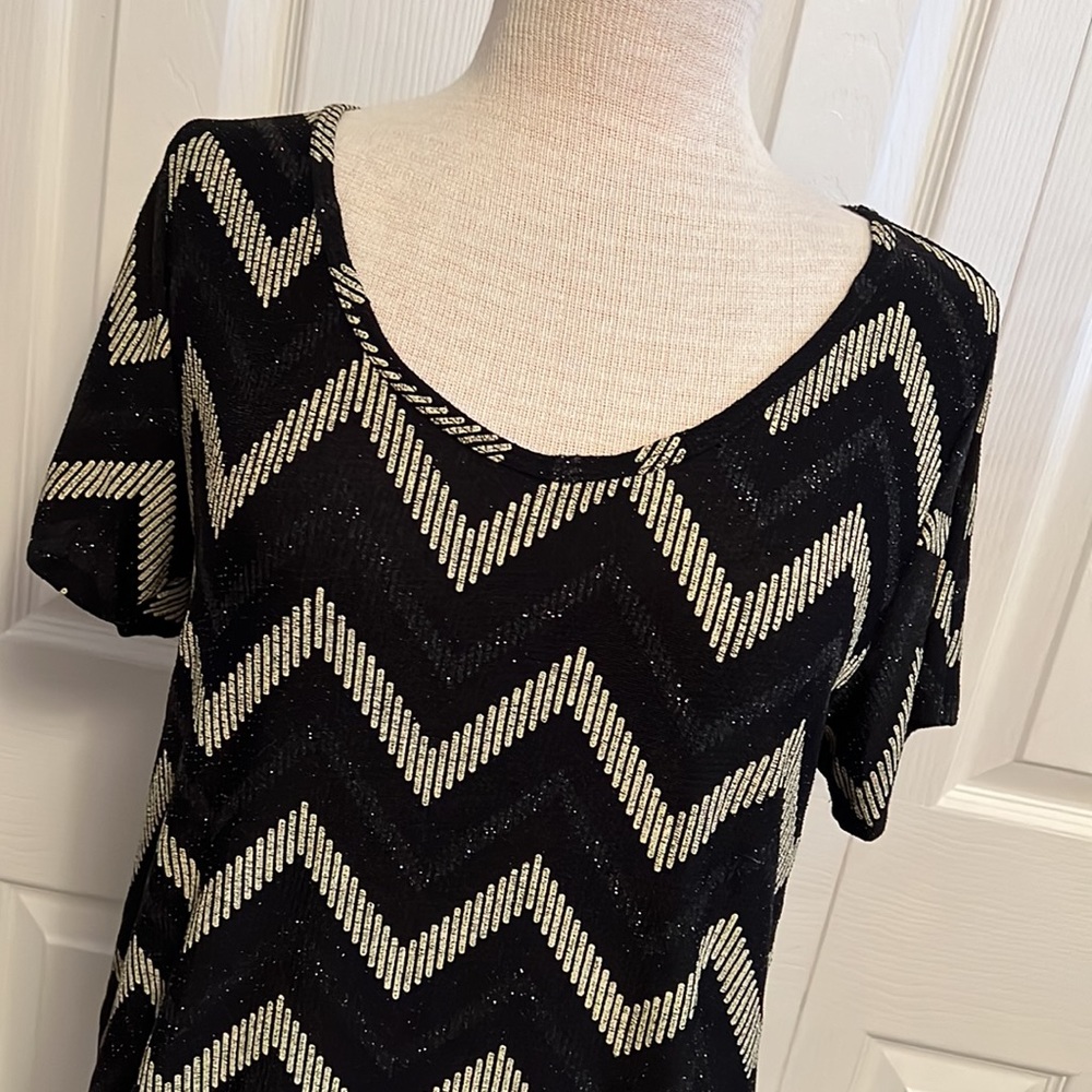 LuLaRoe Chevron Design Sparkling Stretchy Short Sleeve Top Size Large
